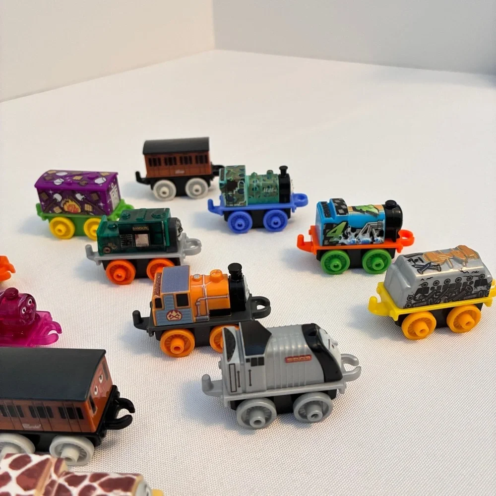 Fisher-Price Thomas & Friends Minis Toy Train 16 Pack Miniature Trains